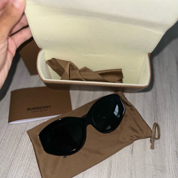 Burberry sunglasses - Picture 8 of 8